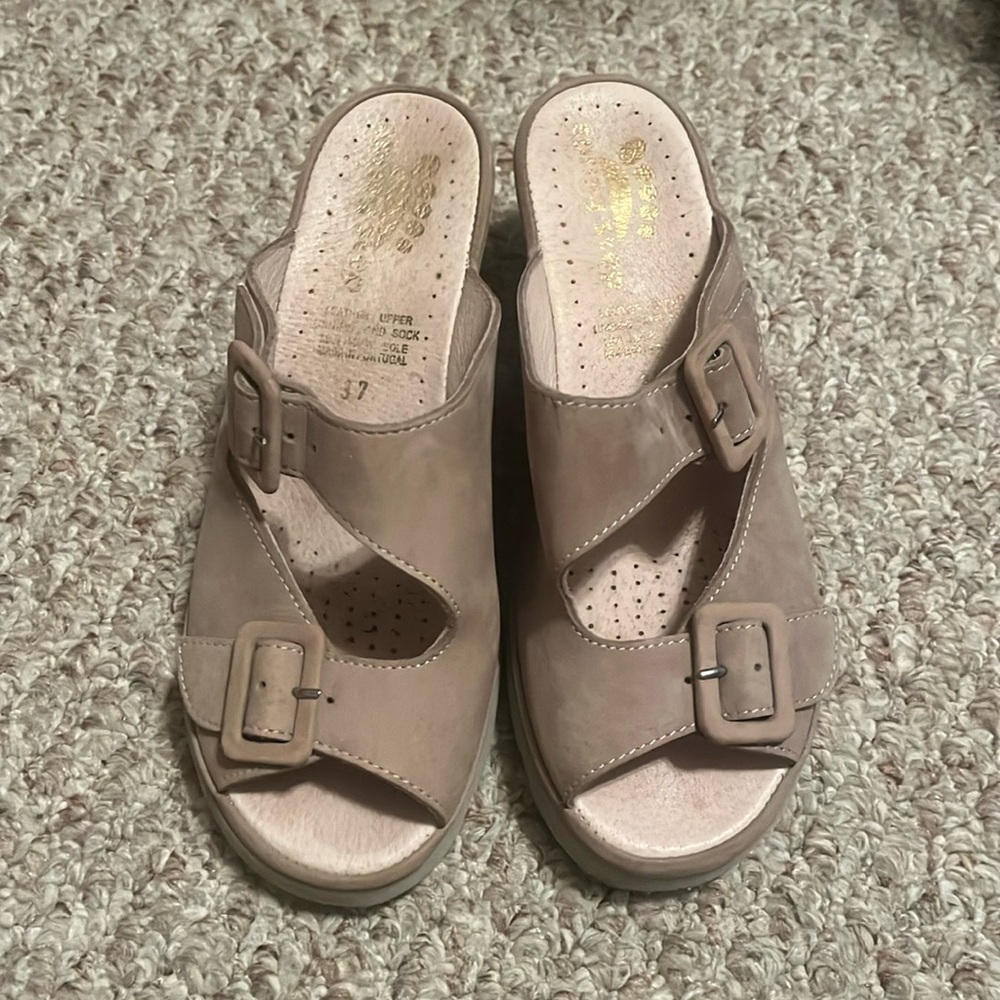 Tan wedges, size 6, like new